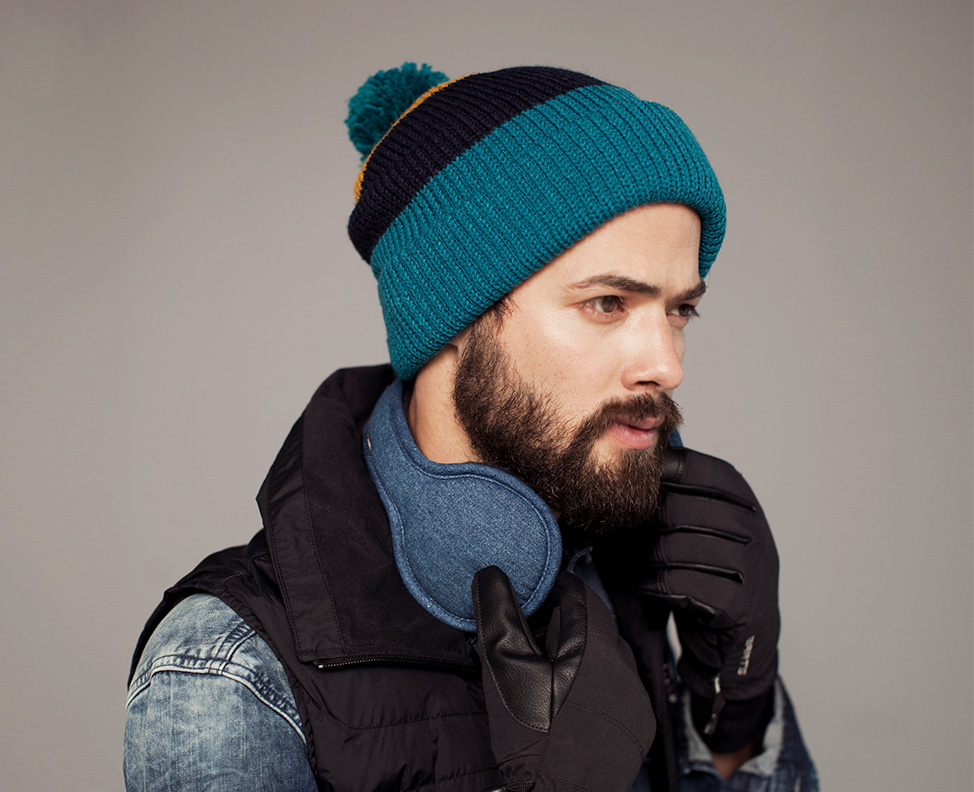 Portrait d\u0027un homme portant des cache,oreilles de Barts